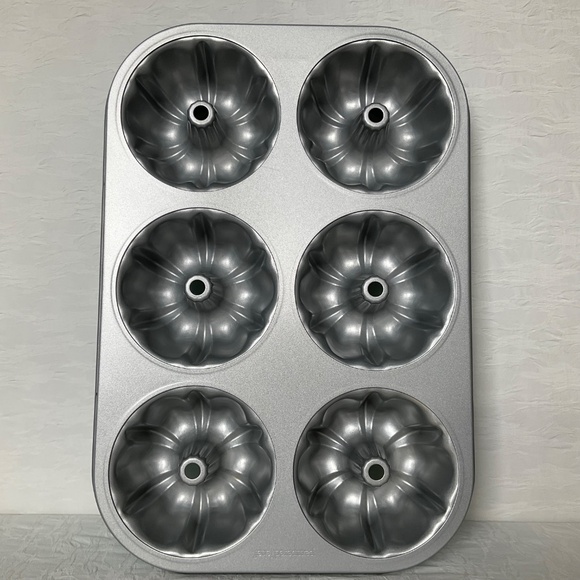 Pampered Chef Mini Bundt Baking Pan Six Individual Servings Retro Blue Exterior - Picture 2 of 11